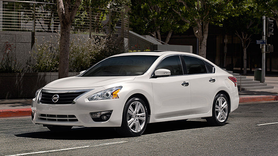 Nissan Altima đời 2015 kh&ocirc;ng c&oacute; thay đổi nhiều về kiểu d&aacute;ng so với đối thủ