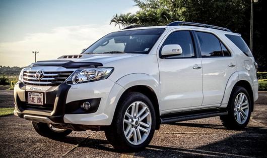 Toyota Fortuner 2015 c&oacute; nội thất nổi bật, ngoại thất với d&aacute;ng vẻ cứng c&aacute;p
