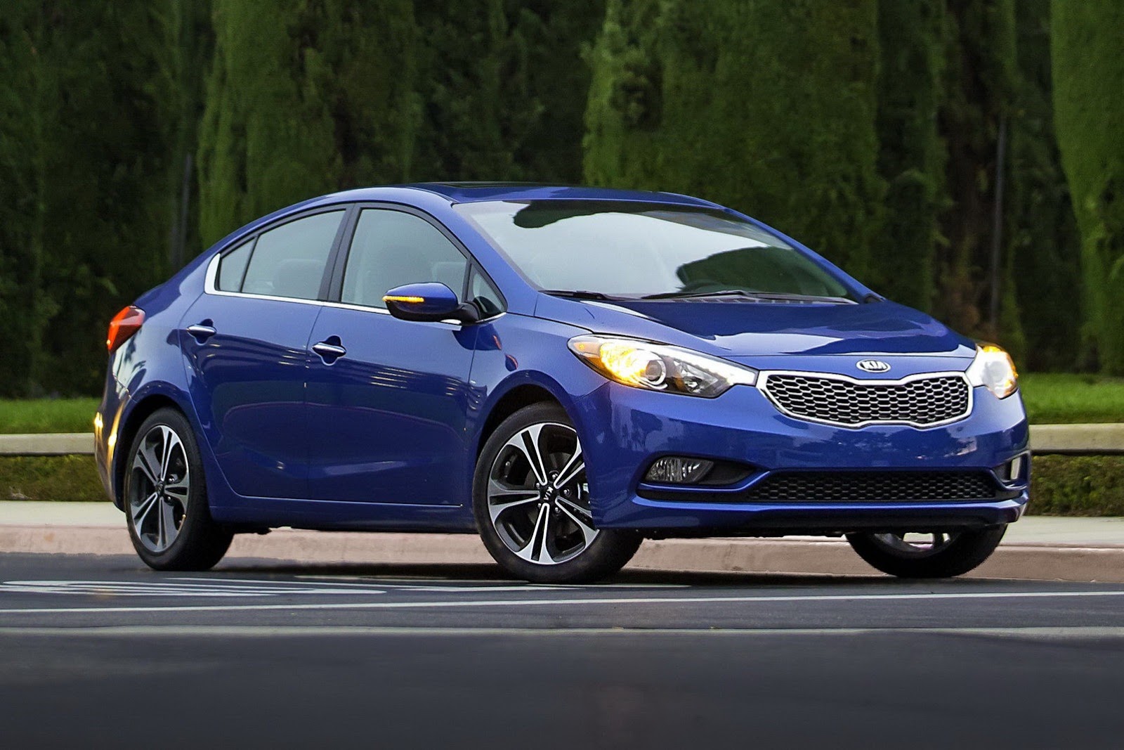 Kia Forte g&acirc;y ấn tượng với thiết kế khỏe ngoại thất khỏe khắn, c&aacute; t&iacute;nh