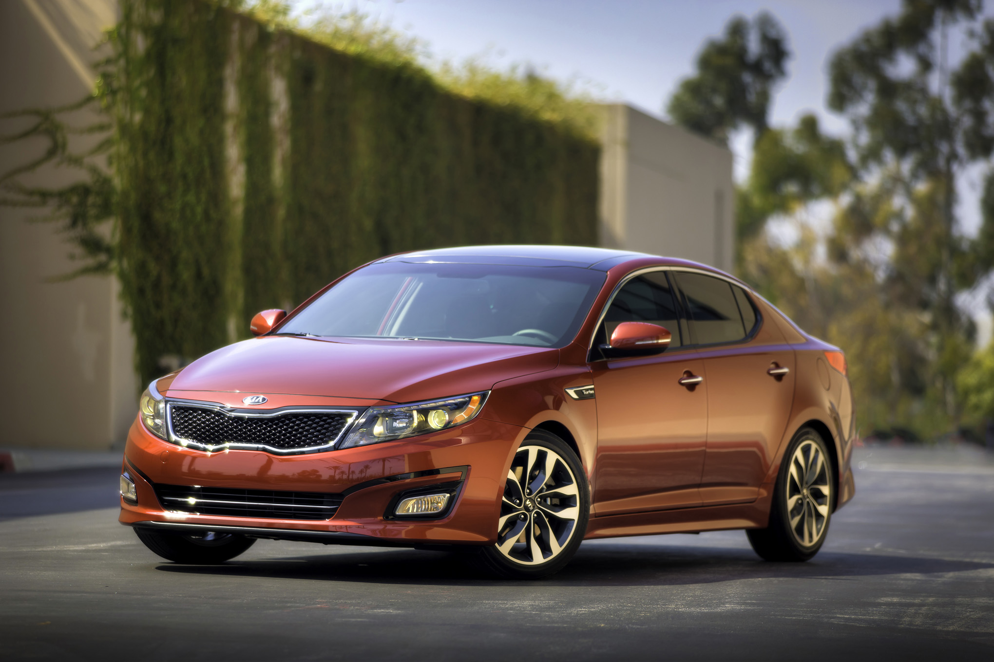 Kia Optima 2015 c&oacute; thiết kế mới được đ&aacute;nh gi&aacute; hiện đại, trẻ trung tối đa cho người ngồi, ngay cả tr&ecirc;n những đoạn đường d&agrave;i. Kh&ocirc;ng c&oacute; d&agrave;n &acirc;m thanh khủng v&agrave; c&ocirc;ng nghệ ghế kh&ocirc;ng trọng lượng như Teana nhưng Accord được t&iacute;ch hợp m&agrave;n h&igrave;nh đa th&ocirc;ng tin TFT 8 inch v&agrave; chức năng điều chỉnh &acirc;m thanh bằng m&agrave;n h&igrave;nh cảm ứng. Th&ecirc;m v&agrave;o đ&oacute;, mẫu xe n&agrave;y được trang bị những c&ocirc;ng nghệ c&aacute;ch &acirc;m ti&ecirc;n tiến như hệ thống chủ động kiểm so&aacute;t &acirc;m thanh ASC, chủ động kiểm so&aacute;t tiếng ồn ANC, từ đ&oacute; tạo ra kh&ocirc;ng gian cabin y&ecirc;n tĩnh, thư gi&atilde;n ấn tượng. So s&aacute;nh &ocirc; t&ocirc; về động cơ, vận h&agrave;nh Kia Optima trang bị động cơ Nu 2.0L với hộp số tự động 6 cấp, cho c&ocirc;ng suất 164 m&atilde; lực, m&ocirc;men xoắn cực đại 194 N.m. Xe c&oacute; nhiều trang bị nhiều an to&agrave;n như 6 t&uacute;i kh&iacute;, c&aacute;c cảm biến trước sau v&agrave; camera l&ugrave;i, hệ thống chống b&oacute; cứng phanh ABS, hệ thống ph&acirc;n bổ lực phanh điện tử EBD, hỗ trợ lực phanh khẩn cấp BA hệ thống c&acirc;n bằng điện tử ESP c&ugrave;ng hệ thống ga tự động Cruise Control. Tất cả kết hợp tạo th&agrave;nh một mẫu xe ho&agrave;n chỉnh từ thiết kế sang trọng, c&ocirc;ng nghệ t&acirc;n tiến c&ugrave;ng c&aacute;c hệ thống an to&agrave;n hiện đại. Trong khi đ&oacute;, Nissan Teana sử dụng lợi thế từ hộp số tự động v&ocirc; cấp CVT cải tiến, gi&uacute;p giảm hao ph&iacute; trong qu&aacute; tr&igrave;nh chuyển cấp. Nissan Teana được n&acirc;ng cao khả năng vận h&agrave;nh qua kiểm so&aacute;t h&agrave;nh tr&igrave; v&agrave; kiểm so&aacute;t độ b&aacute;m đường TCS.