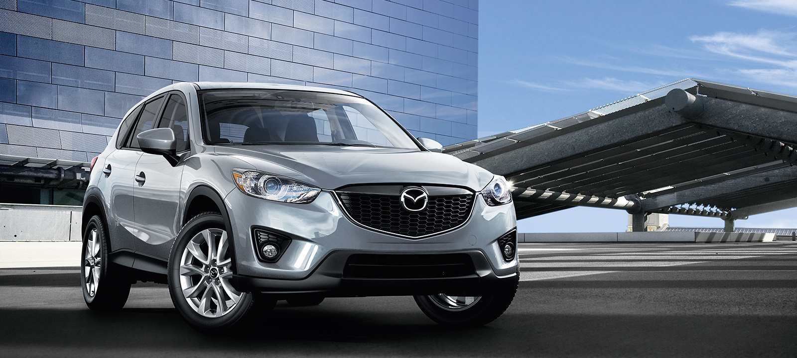 Mazda CX-5 2015 l&agrave; một sản phẩm trẻ trung, mới lạ g&acirc;y nhi&ecirc;̀u khó khăn cho đ&ocirc;́i thủ