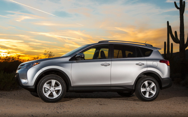 Toyota RAV4 được trang bị động cơ 2.5 l&iacute;t bốn xi-lanh 