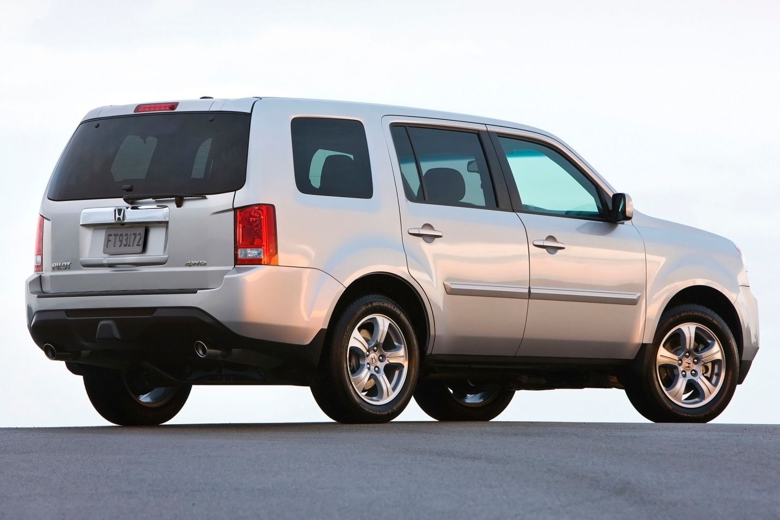 L&agrave;m n&ecirc;n sức mạnh của Honda Pilot 2015 l&agrave; động cơ V6 3.5 l&iacute;t