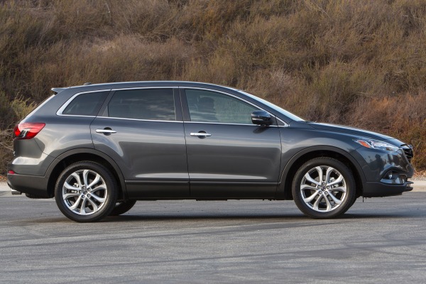CX-9 trang bị một động cơ duy nhất V6 dung t&iacute;ch 3,7 l&iacute;t