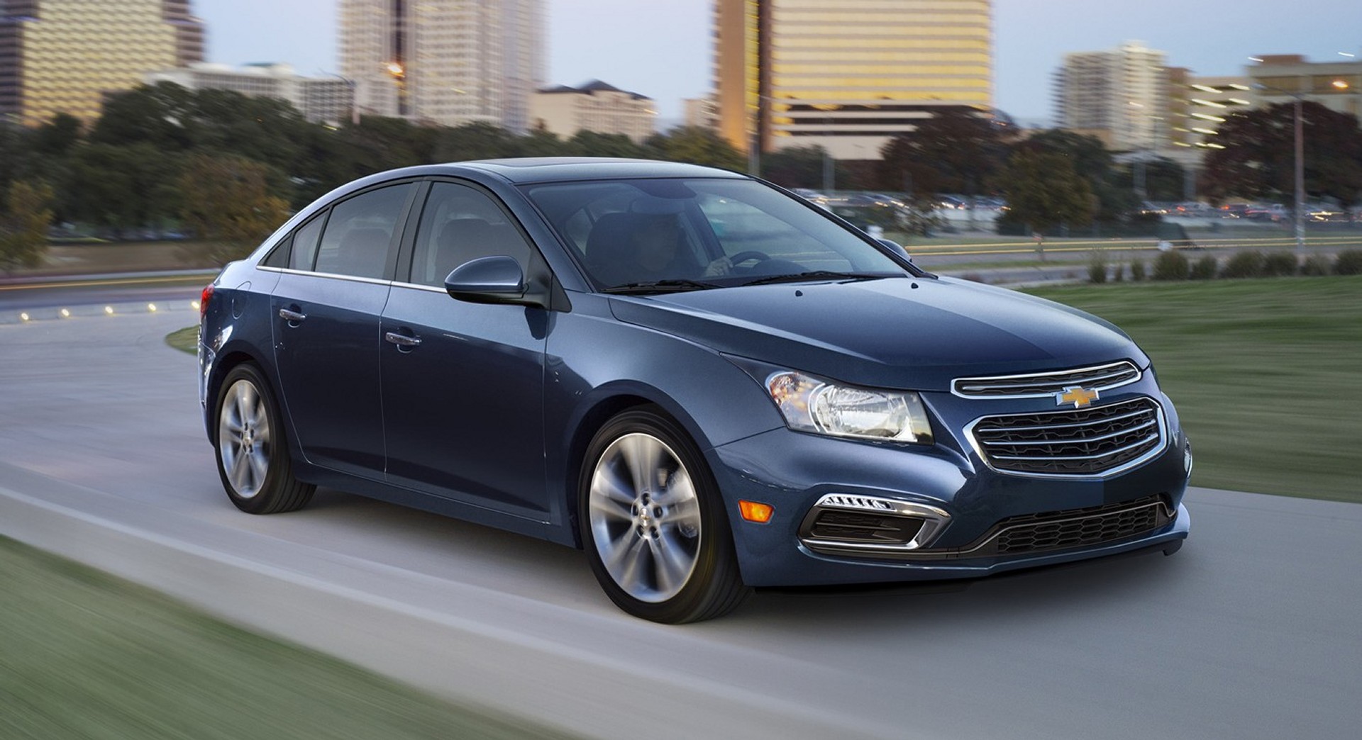 Chevrolet Cruze 2015 mang vẻ ngo&agrave;i thể thao, khỏe khoắn