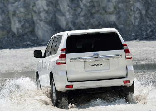 Toyota Prado sử dụng động cơ 2.7L c&ugrave;ng hệ thống dẫn động 2 cầu 
