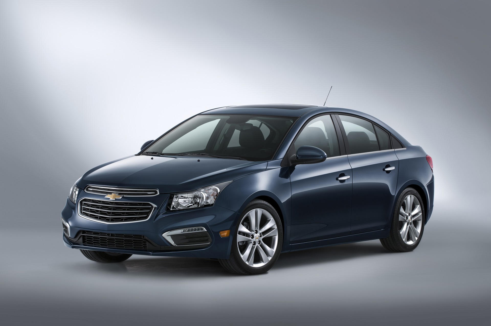 Chevrolet Cruze 2015 mang vẻ ngo&agrave;i thể thao &acirc;́n tượng