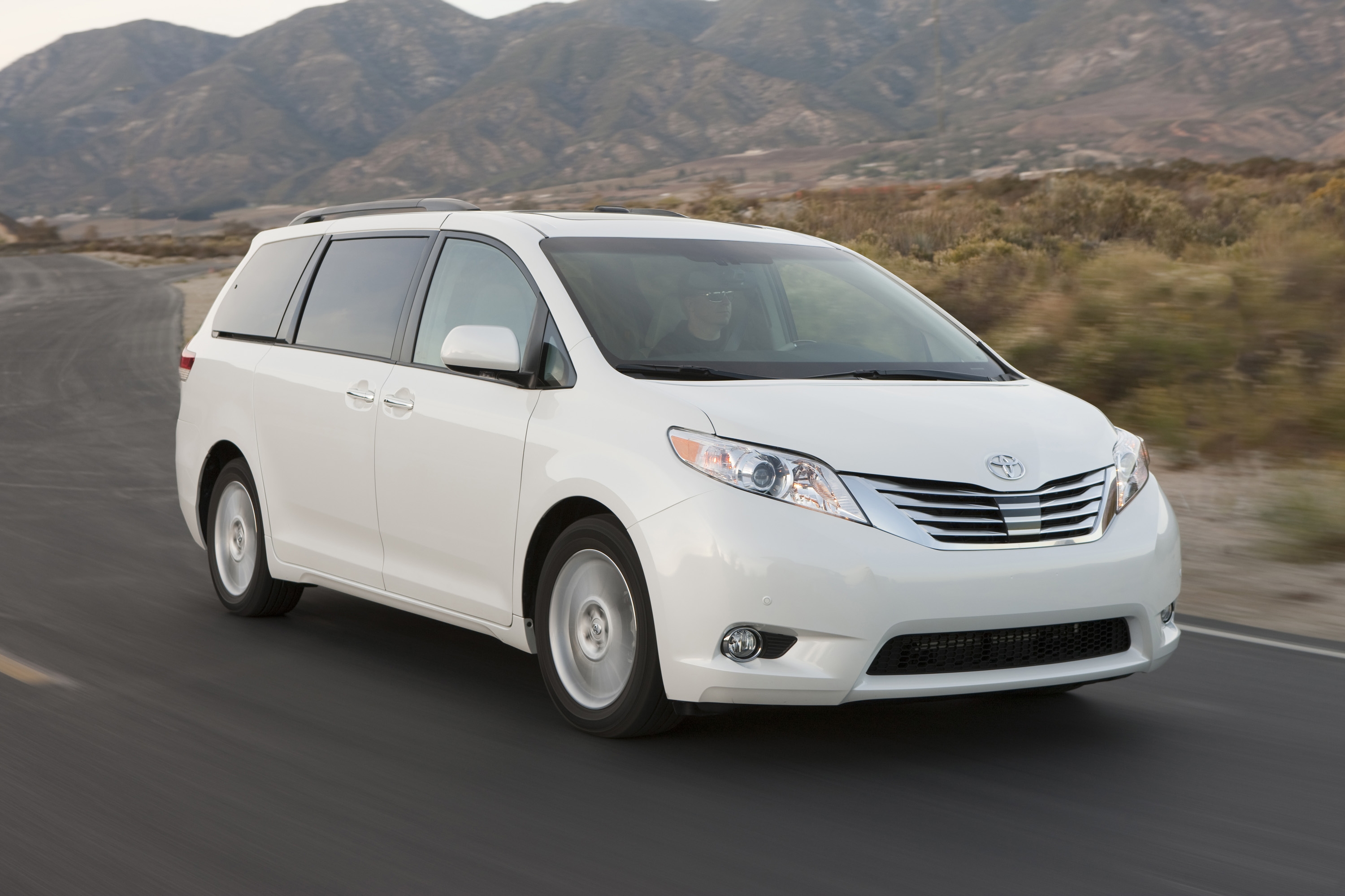 Khi so s&aacute;nh &ocirc; t&ocirc;, Toyota Sienna 2016 thiết kế tho&aacute;ng rộng