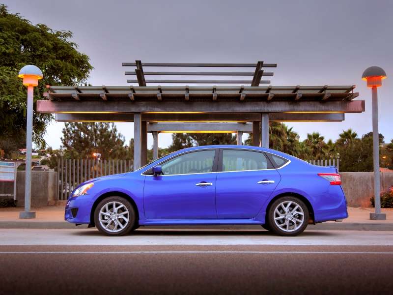 Sentra 2015 được trang bị động cơ 4 xilanh 1.8 lít Sentra 2015 được trang bị động cơ 4 xilanh 1.8 lít