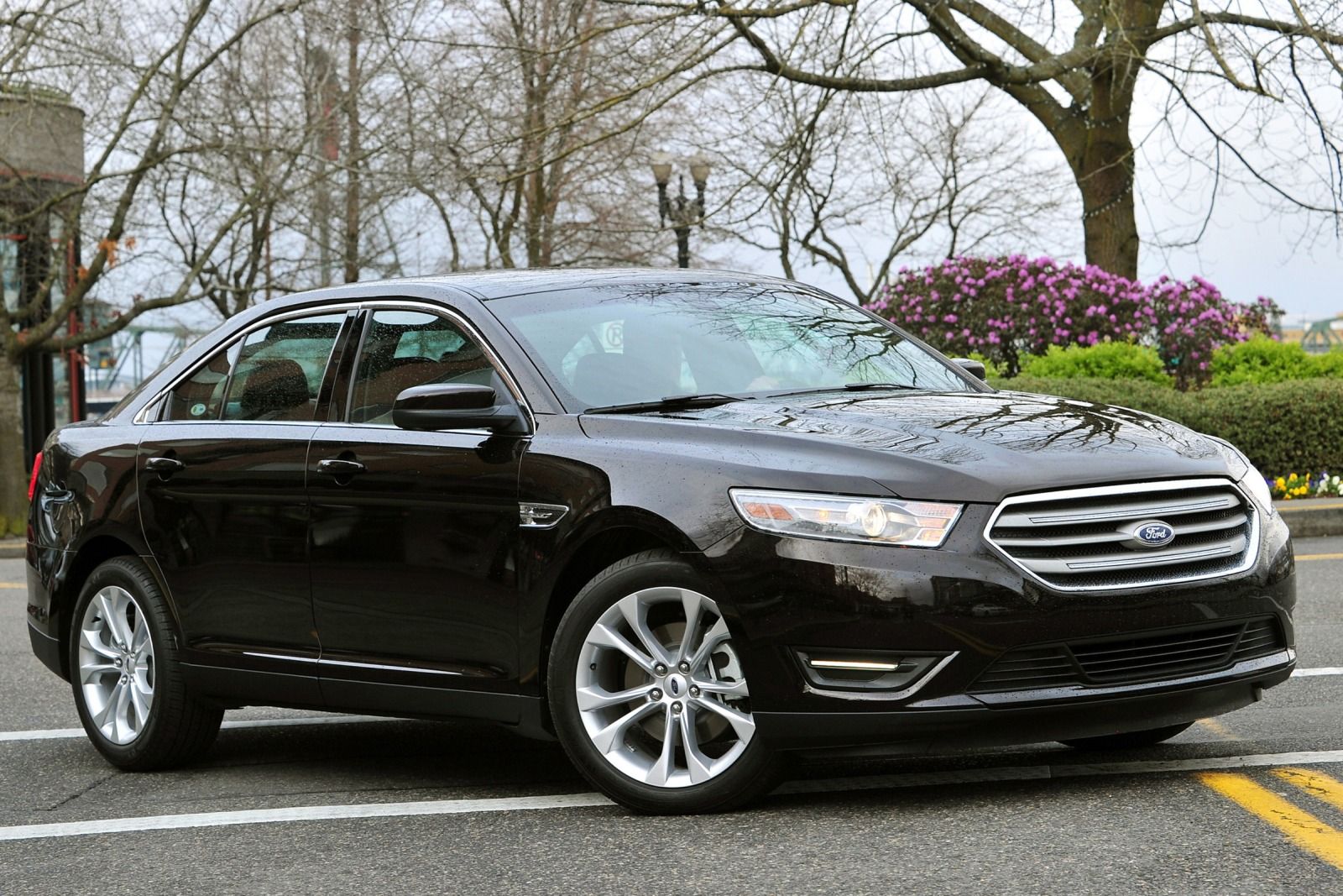 Ford Taurus 2015 c&oacute; thiết kế kh&aacute; giống với người anh em nhỏ hơn Ford Fusion