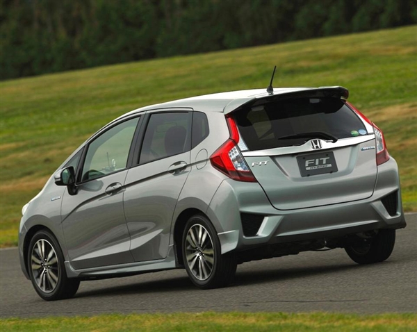 Khi so sánh ô tô, cả Honda Fit và Toyota Yaris cùng sở hữu kiểu dáng thiết kế trẻ trung và năng động Khi so sánh ô tô, cả Honda Fit và Toyota Yaris cùng sở hữu kiểu dáng thiết kế trẻ trung và năng động