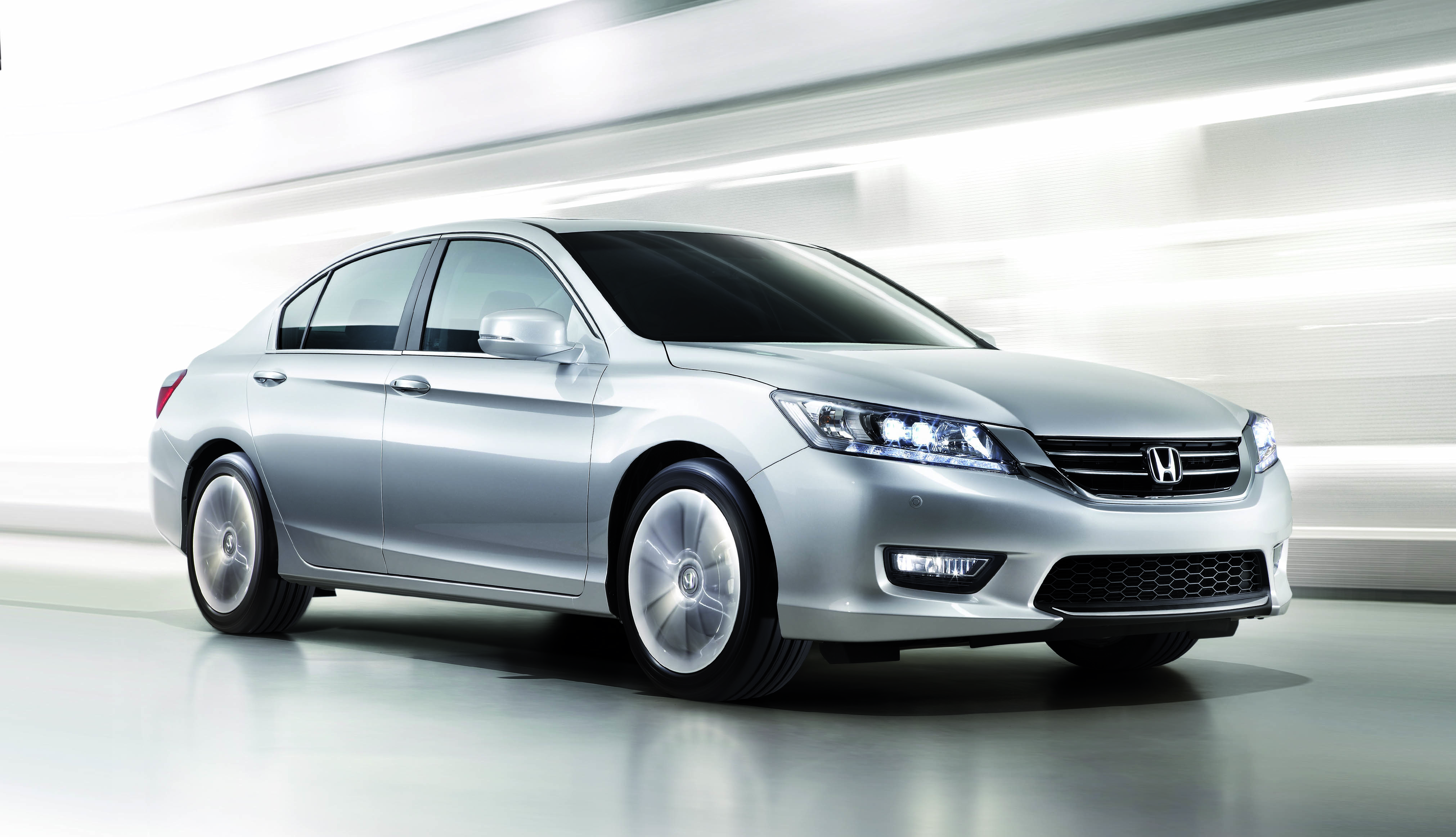 Honda Accord 2015 thiết kế lưới tản nhiệt với hai thanh ngang mạ crôm Honda Accord 2015 thiết kế lưới tản nhiệt với hai thanh ngang mạ crôm