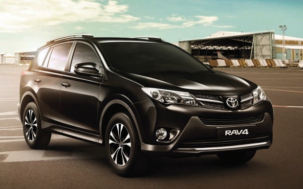 Toyota RAV4 c&oacute; những trang bị cơ bản gồm bộ la-zăng 17 inch hợp kim, đ&egrave;n LED ban ng&agrave;y...