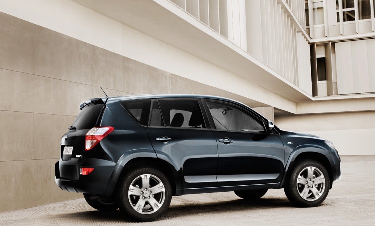 RAV4 trang bị hệ thống th&ocirc;ng tin giải tr&iacute; với m&agrave;n h&igrave;nh cảm ứng mới nhất của Toyota