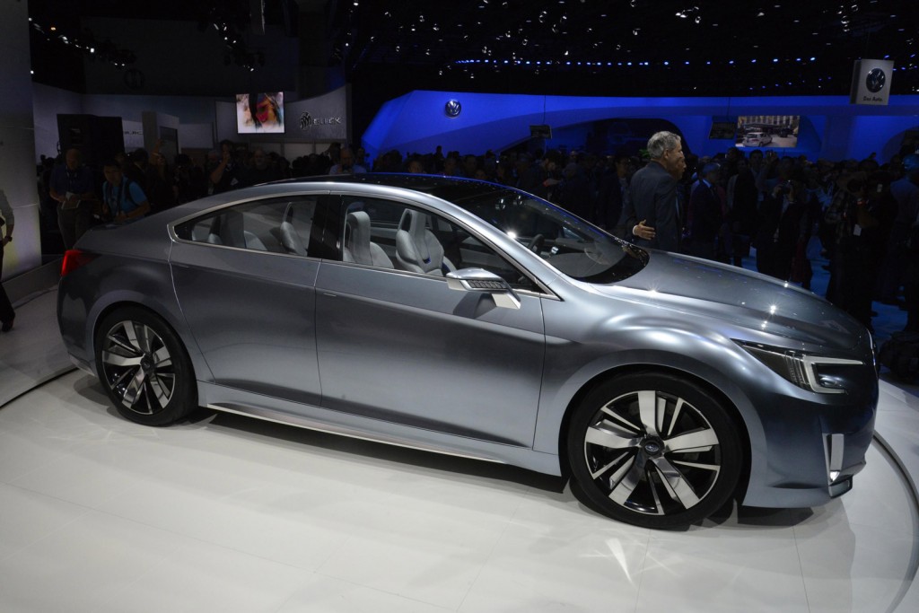 Legacy 2015 được ra mắt với hai phi&ecirc;n bản 2.5iS v&agrave; 3.6R tại Ch&acirc;u &Aacute;