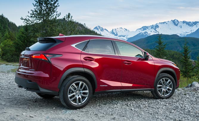 Lexus NX 300h lắp động cơ hybrid bao gồm một m&aacute;y xăng 2,5 l&iacute;t 