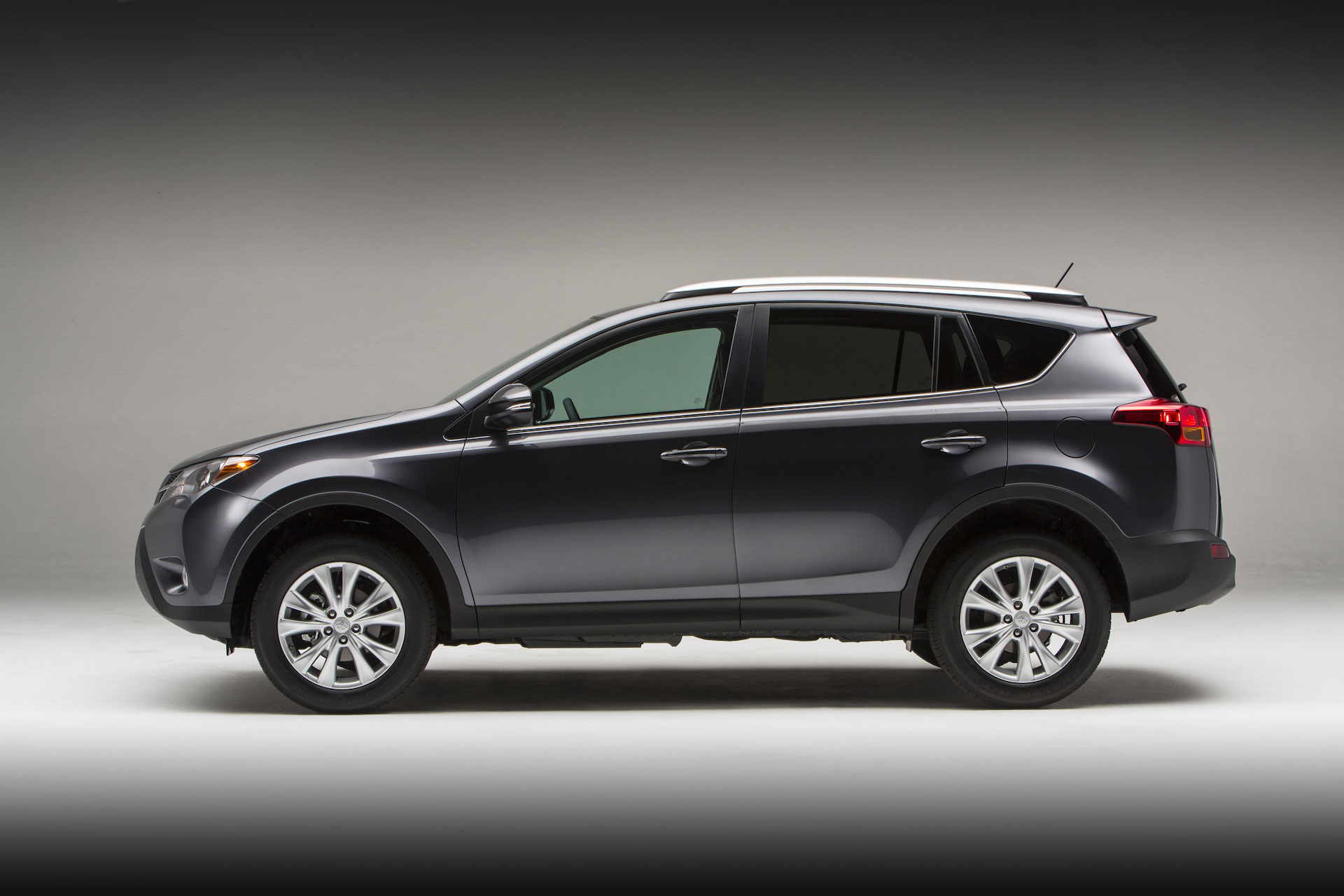 Toyota RAV4 được trang bị động cơ 2.5 l&iacute;t bốn xi-lanh 