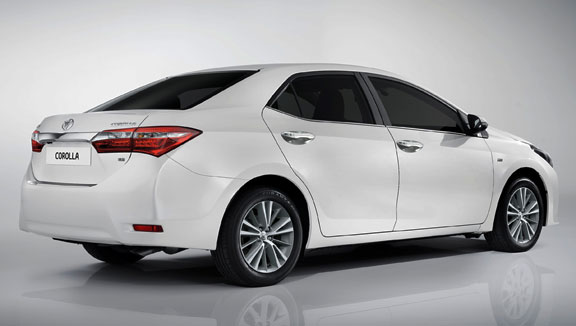 Nội thất của Toyota Corolla 2015 thiết kế pha trộn m&agrave;u đen v&agrave; be trang nh&atilde; v&agrave; tinh tế