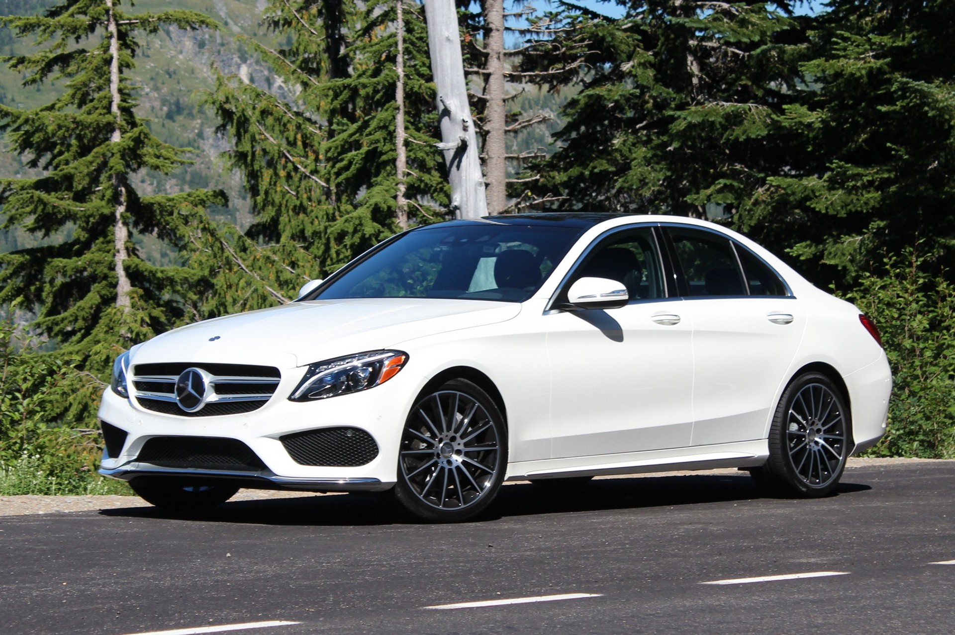 Mercedes-Benz C Class phi&ecirc;n bản 2015 mang phong c&aacute;ch tươi mới, hiện đại