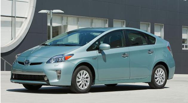 Mức độ ti&ecirc;u thụ nhi&ecirc;n liệu của Prius khiến kh&aacute;ch h&agrave;ng sẽ phải ấn tượng với mức khoảng 25km/l&iacute;t.