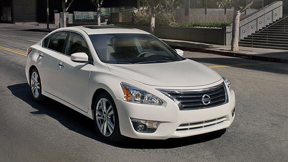 Nissan Altima đời 2015 kh&ocirc;ng c&oacute; thay đổi về kiểu d&aacute;ng nhưng Nissan đ&atilde; bổ sung th&ecirc;m c&aacute;c t&iacute;nh năng mới cho phi&ecirc;n bản 3.5 SV v&agrave; 3.5 SL