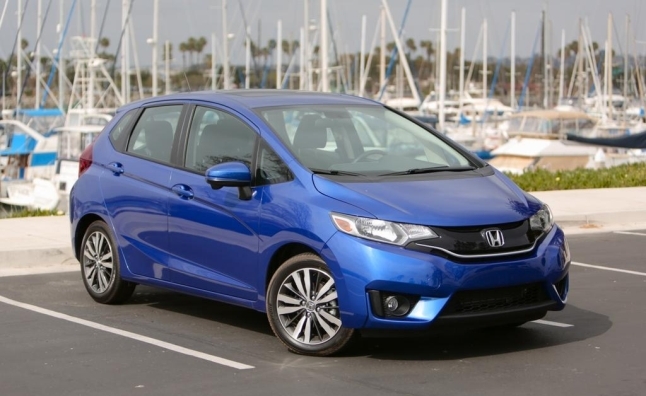 Khi so s&aacute;nh xe &ocirc; t&ocirc;, Honda Fit v&agrave; Nissan Versa 2015 đều l&agrave; mẫu xe gi&aacute; rẻ thu h&uacute;t sự ch&uacute; &yacute; của người 13Win18 đa dạng khuyến mãi