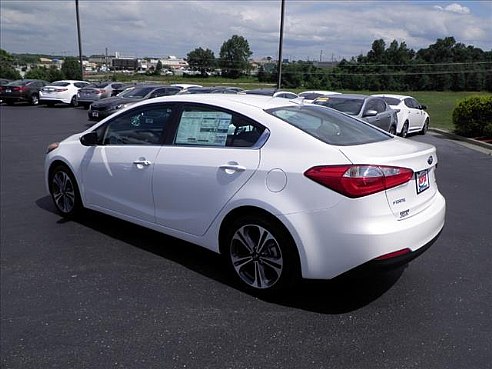 Kia Forte 2015 sử dụng th&eacute;p cường lực, đặc biệt l&agrave; ở cột A v&agrave; v&agrave; bậc cửa