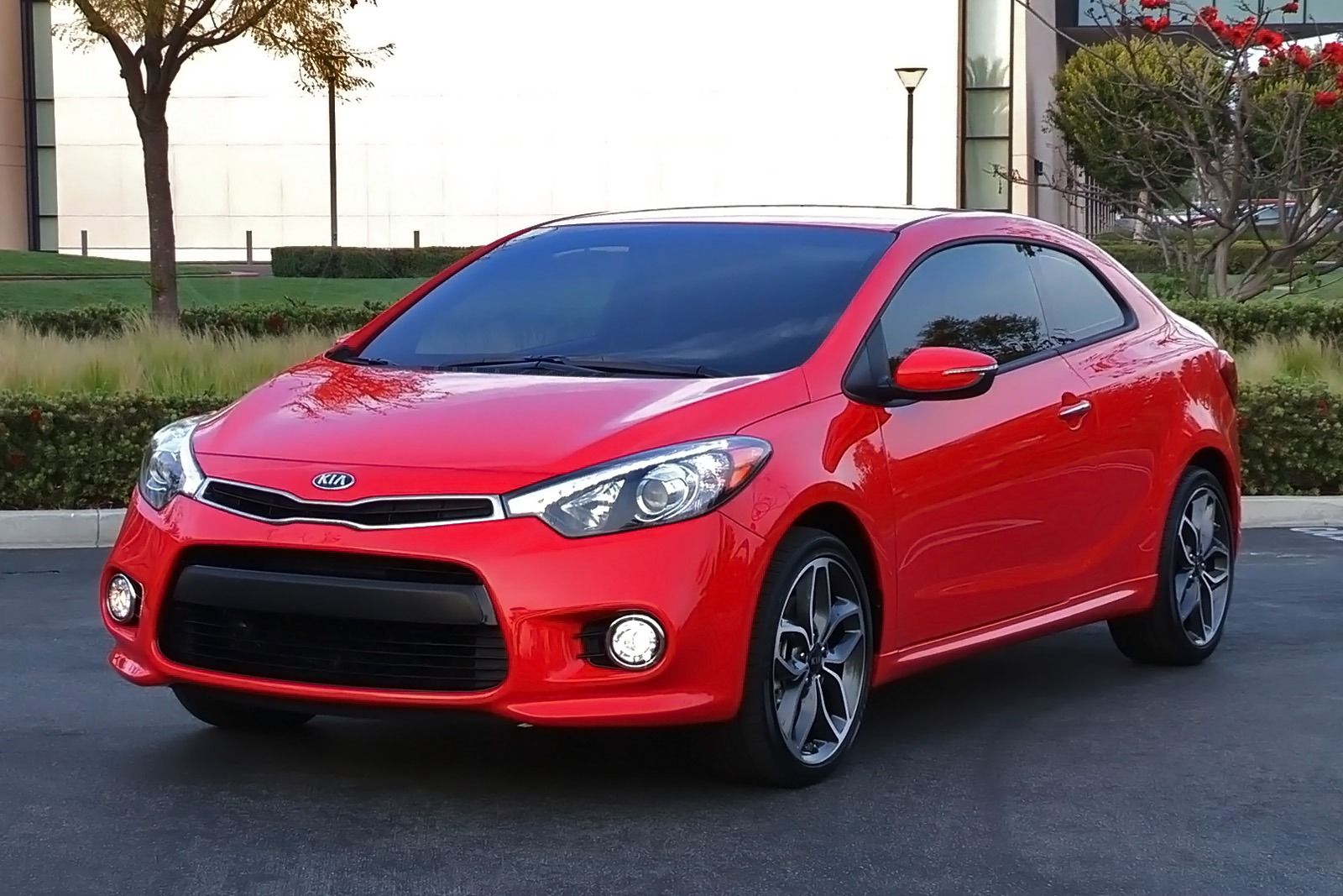 Kia Forte 2015 c&oacute; thiết kế khỏe ngoại thất khỏe khắn, c&aacute; t&iacute;nh, với c&aacute;c đường con uốn lượn