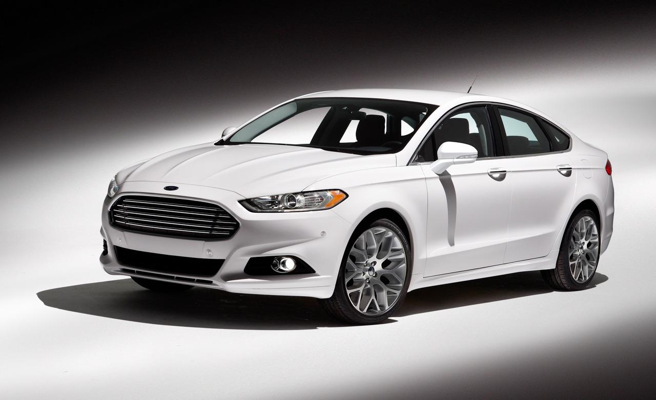 So s&aacute;nh xe &ocirc; t&ocirc; Ford Fusion v&agrave; Kia Optima 2015 đều l&agrave; những t&ecirc;n tuổi s&aacute;ng gi&aacute; trong d&ograve;ng sedan hạng trung