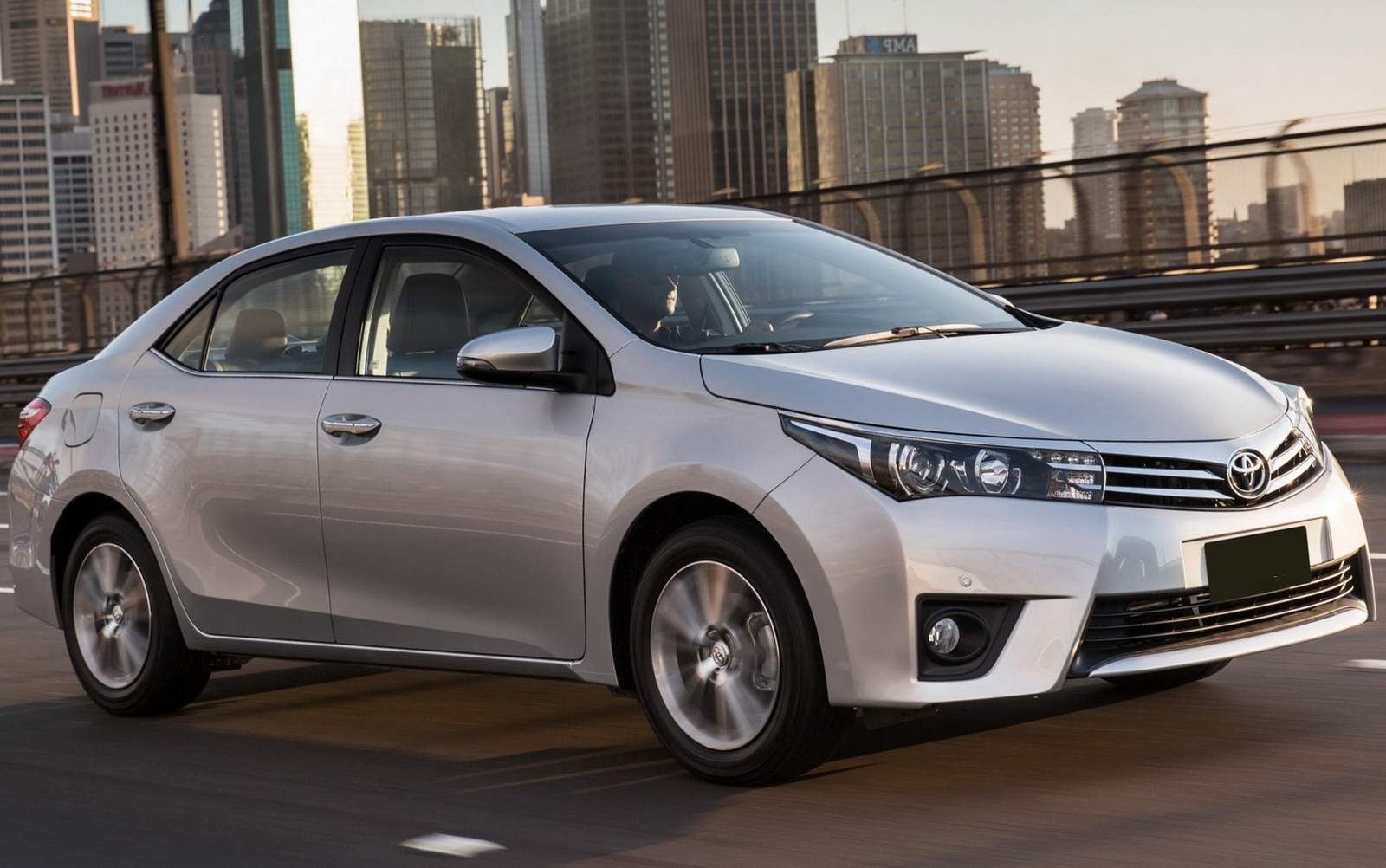 Toyota Corolla 2015  sử dụng động cơ xăng Dual VVT-I 1.8 L cho c&ocirc;ng suất cực đại 138 m&atilde; lực tại 6400 rpm
