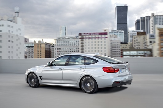 Nội thất của BMW 328 được n&acirc;ng niu từng đường n&eacute;t thiết kế, từng gam m&agrave;u phối v&agrave; cả những vật liệu tinh xảo