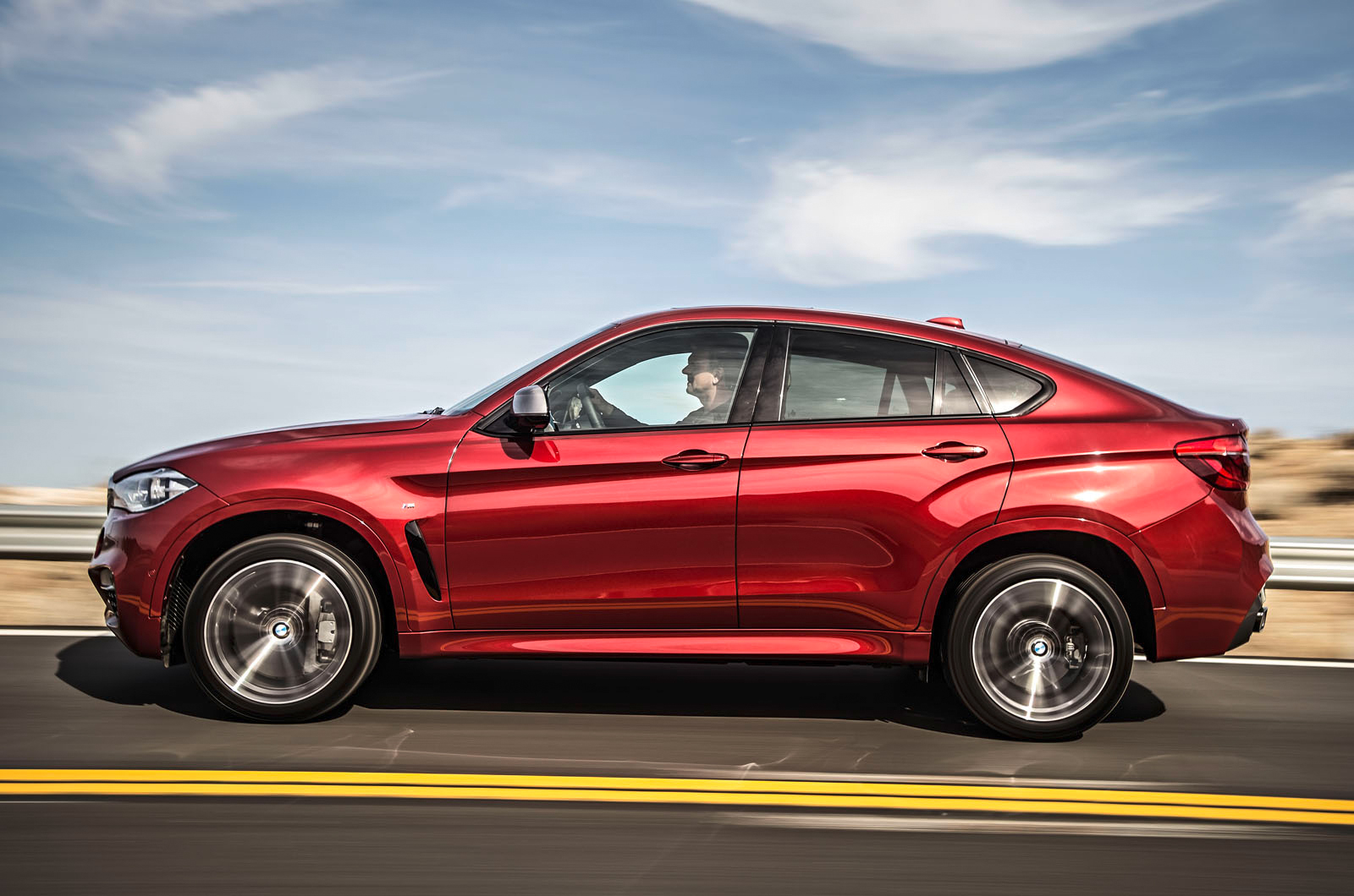 Phi&ecirc;n bản mới của BMW X6 l&agrave; sDrive35i với hệ dẫn động cầu sau, động cơ tăng &aacute;p k&eacute;p 3 l&iacute;t 6 xi-lanh 