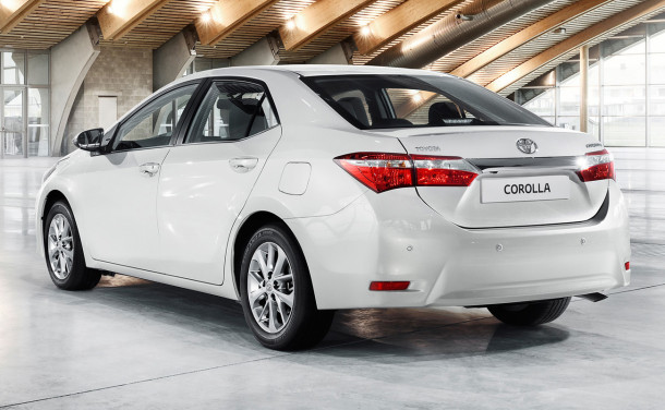 Nội thất của Toyota Corolla 2015 thiết kế pha trộn m&agrave;u đen v&agrave; be trang nh&atilde; v&agrave; tinh tế