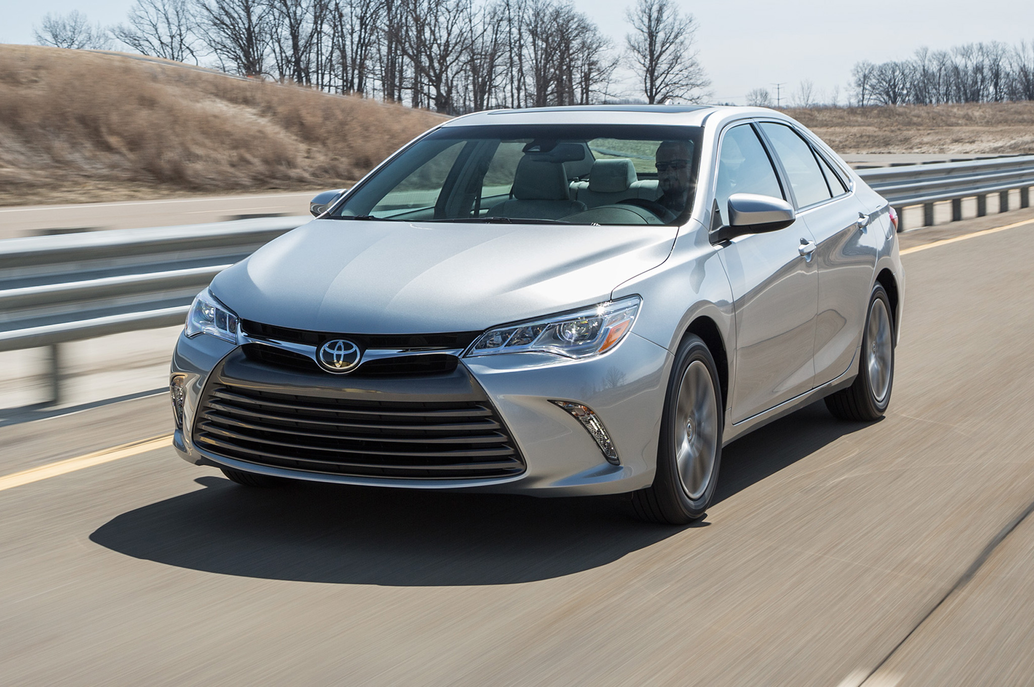 Ở ph&iacute;a đu&ocirc;i xe Camry 2015, cụm đ&egrave;n hậu thiết kế lại với thanh mạ cr&ocirc;m mỏng nối liền