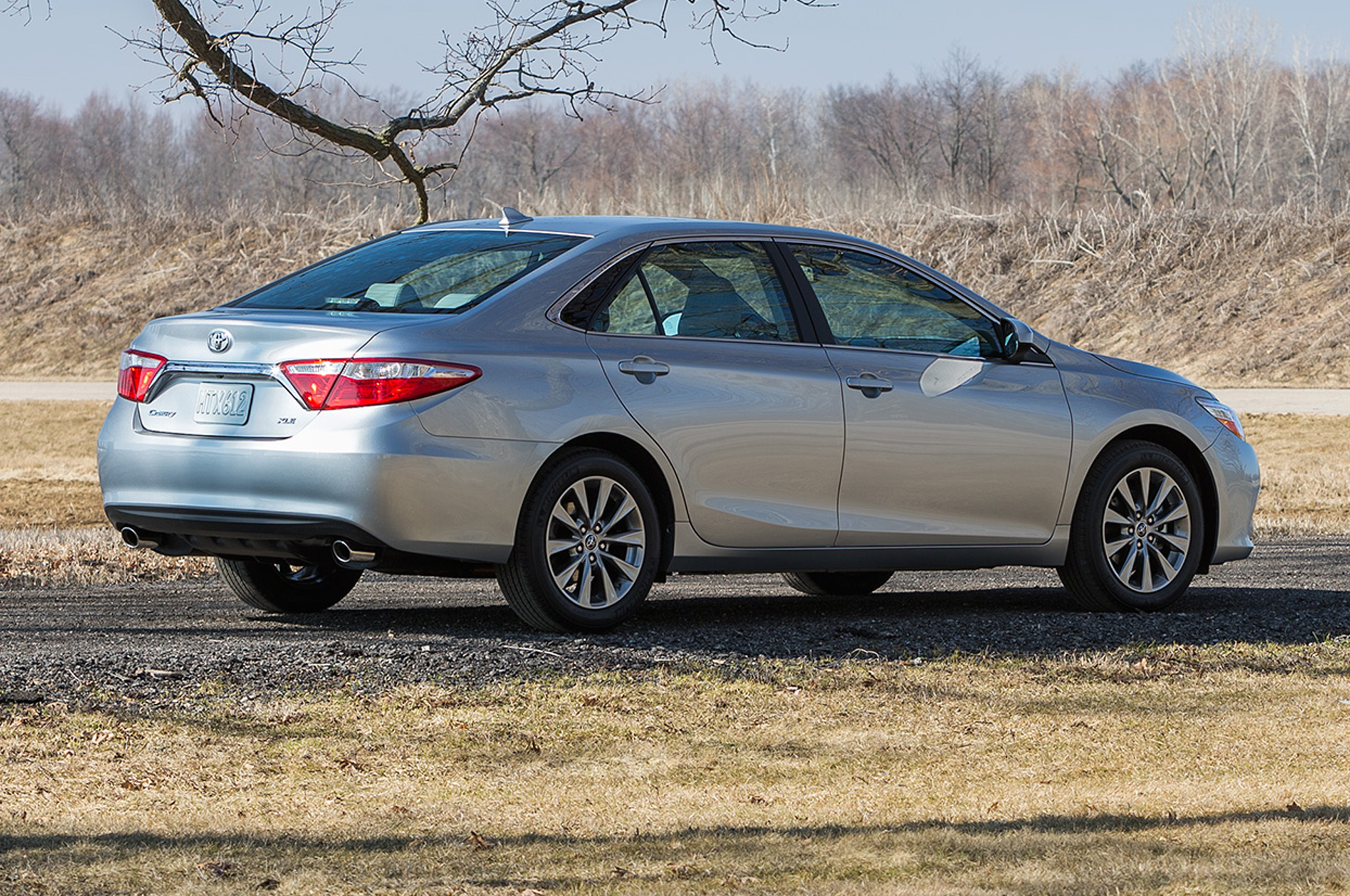 Toyota Camry sử dụng v&ocirc; lăng 3 chấu mới v&agrave; cụm điều khiển trung t&acirc;m mới với m&agrave;n h&igrave;nh TFT 4,2 inch