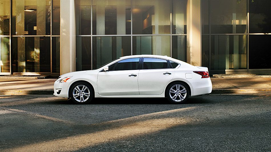 Nissan Altima 2015 bao gồm ghế t&agrave;i xế điều khiển điện 8 hướng, thảm s&agrave;n tối m&agrave;u