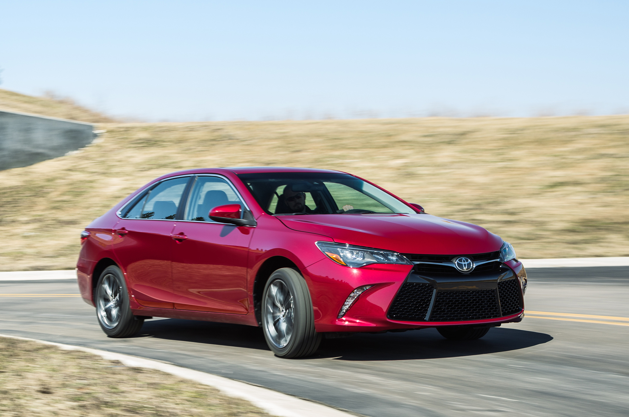 Toyota Camry sử dụng v&ocirc; lăng 3 chấu mới v&agrave; cụm điều khiển trung t&acirc;m mới với m&agrave;n h&igrave;nh TFT 4,2 inch