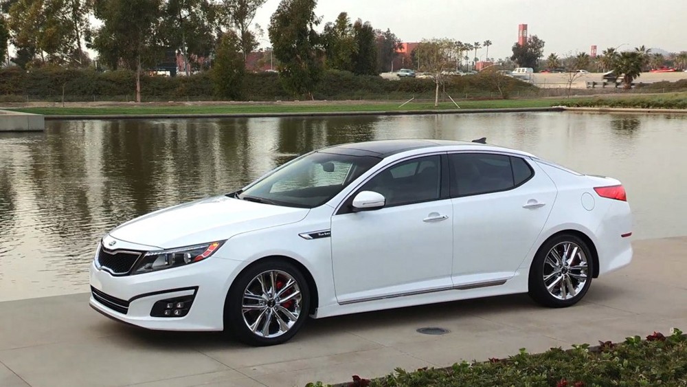 Khi so s&aacute;nh xe oto, Kia Optima 2015 l&agrave; mẫu sedan tạo ra bước ngoặt lớn trong ph&acirc;n kh&uacute;c sedan cỡ trung