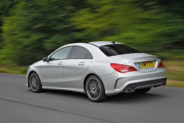 Cả 2 d&ograve;ng xe Mercedes-Benz CLA v&agrave; Audi A3 đều đưa ra mức gi&aacute; cạnh tranh