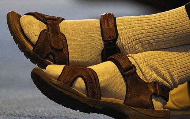 Tất v&agrave; sandals: xu hướng thời trang nam h&egrave; 2014
