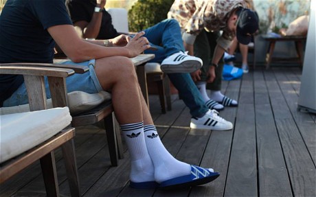 Tất v&agrave; sandals: xu hướng thời trang nam h&egrave; 2014