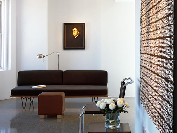 Sofa không tay vịn: Đặc điểm của sofa loại này thường có kiểu dáng đẹp và phong cách đơn giản, ghế ngồi được thiết kế thẳng đứng góc 90 độ tạo độ vững cho người ngồi khi không có tay vịn. Ghế sofa không tay vịn thường được đặt trong những căn phòng hiện đại, trẻ trung, phù hợp với những người yêu thích đồ nội thất nhỏ gọn, đơn giản.