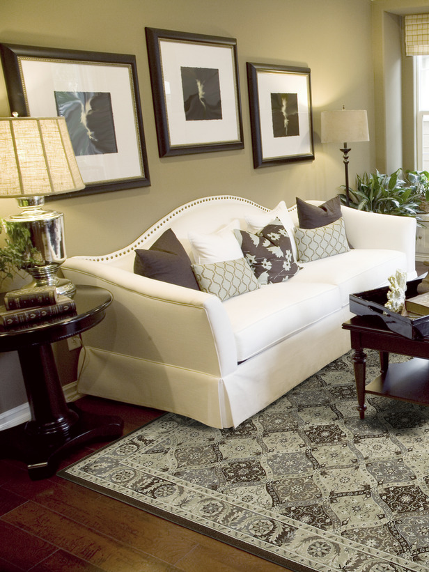 Sofa Camelback: Có nguồn gốc từ cuối thế kỉ 18, ghế sofa theo phong cách sipenđan (một kiểu đồ gỗ thế kỉ 18 ở Anh) mang cái nhìn cổ điển với các chi tiết không lỗi mốt theo thời gian. Lưng tựa được thiết kế uống khúc cùng với cánh tay vịn cao. Trong những phiên bản đầu tiên, đặc điểm nổi bật của loại ghế này là đệm ghế được bọc một cách tỉ mỉ, trau truốt, chỗ ngồi chắc chắn, gầm ghế sát với sàn nhà. Ngày nay, loại sofa này thường được trang trí nội thất phổ biến trong các Đăng ký và nhận 60K 24 bao lì xì miễn phí mỗi ngày ở Mỹ, từ những ngôi nhà nhỏ đến các biệt thự lớn.