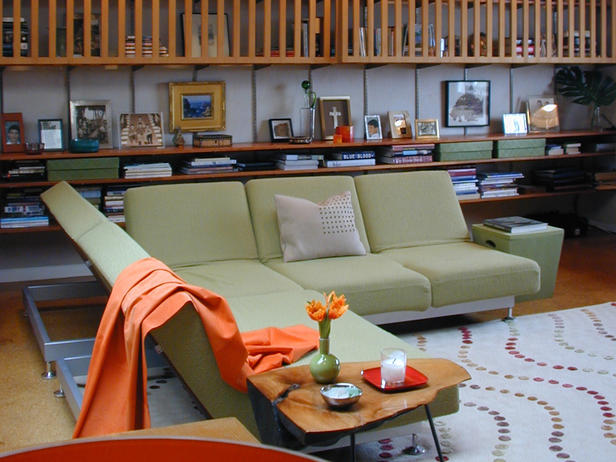 Sofa bành 3 chỗ ngồi: Loại ghế này mang phong cách hiện đại, đa tính năng vì có thể dễ dàng biến đổi thành một chiếc giường tuỳ mục đích sử dụng. Sofa bành 3 chỗ ngồi thường có kích thước lớn với đường nét thẳng, đơn giản, có thể sử dụng là một chiếc ghế sofa vào ban ngày hay một chiếc giường vào ban đêm.