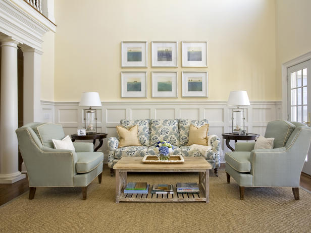 Sofa truyền thống Anh: Một bộ sofa mang phong cách truyền thống của Anh, được thiết kế có thể phù hợp với bất kỳ phòng khách nào. Thanh lịch trong vẻ bề ngoài, loại ghế sofa có phần phần lưng tựa hơi cong viền, phần đệm ngồi chắc chắn, vải bọc da mang màu sắc cổ điển.