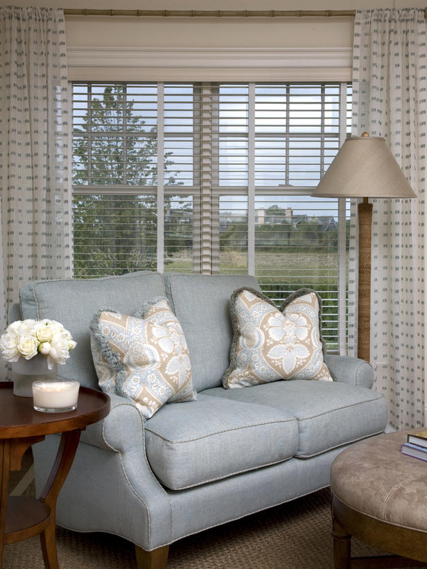 Sofa Loveseat: Loại sofa này được đặt tên theo tính năng của nó chỉ sử dụng cho 2 người ngồi. Nó cũng được gọi là ghế đôi hay ghế trường kỷ