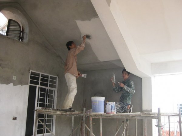Sơn tường c&oacute; thể khiến trẻ bị thiểu năng tr&iacute; tuệ nghi&ecirc;m trọng 