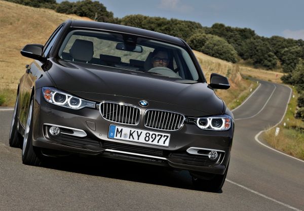 Khi so s&aacute;nh xe &ocirc; t&ocirc;, Audi A4 kh&ocirc;ng c&oacute; nhiều t&ugrave;y chọn động cơ như BMW 3- Series