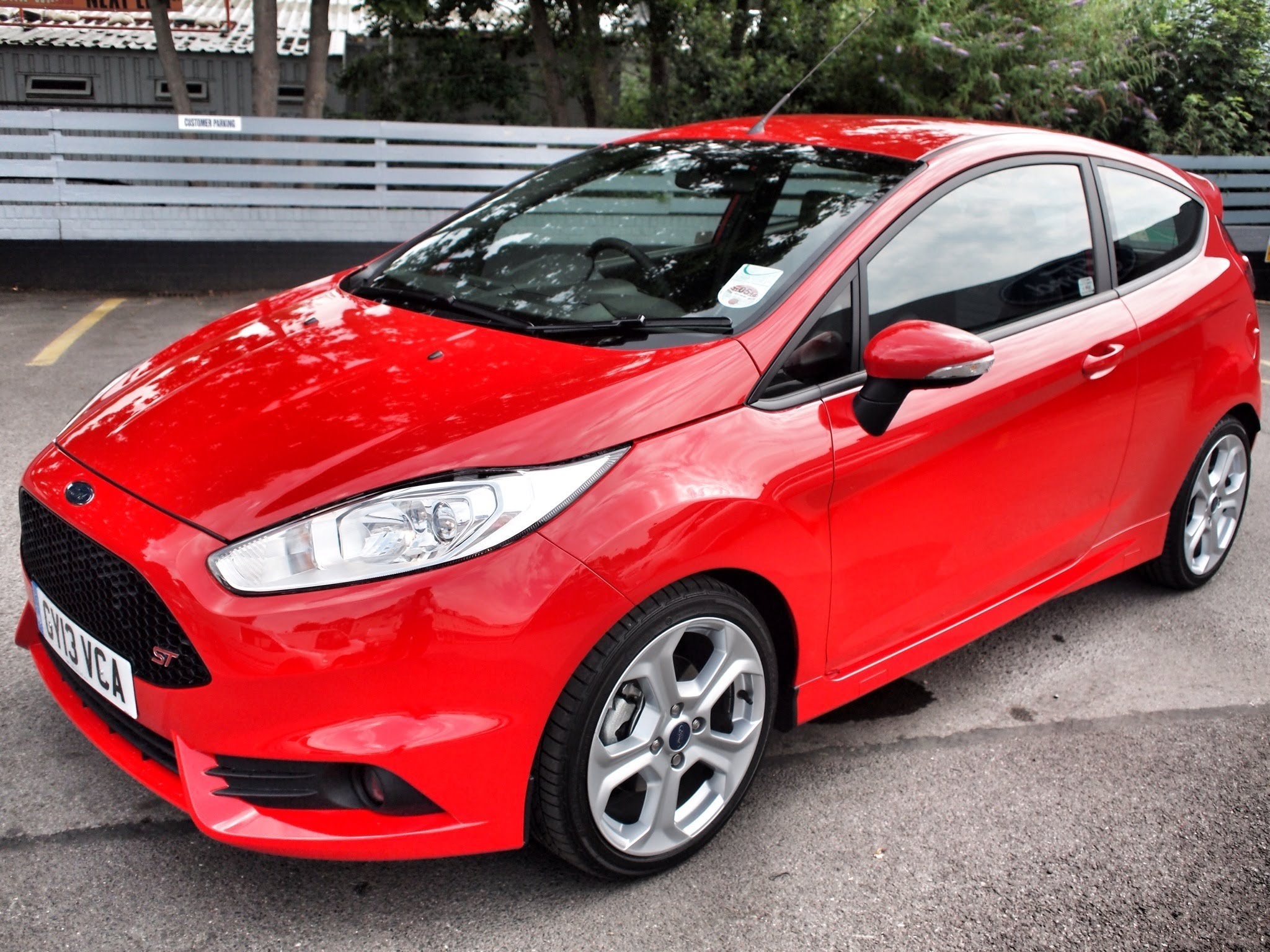 Khi so s&aacute;nh xe &ocirc; t&ocirc;, kh&ocirc;ng thể bỏ qua động cơ mạnh mẽ EcoBoost Ford đ&atilde; trang bị cho Fiesta