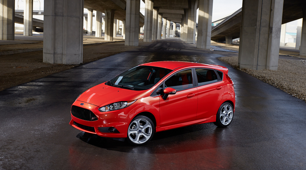 Khi so s&aacute;nh xe &ocirc; t&ocirc;, động cơ của Ford Fiesta được đ&aacute;nh gi&aacute; l&agrave; mạnh mẽ hơn